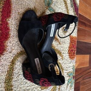 Super cute suede and rose embroidered Steve Madden shoes.